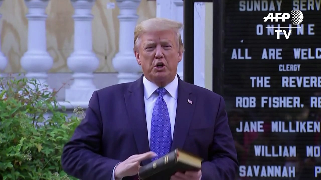 Trump lässt sich Weg zu Fototermin von Polizei freimachen