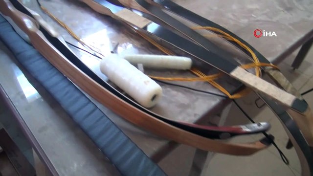 Kendi imkanlarıyla kurduğu atölyede ok ve yay üretiyor