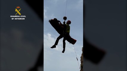 Guardia Civil auxilia a un parapentista accidentado en Almería