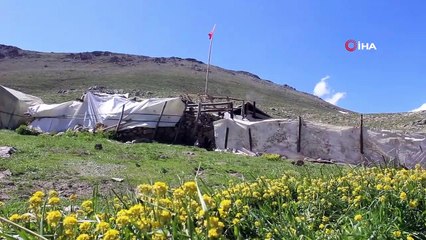 Yörüklerin karla kaplı göç yolları açılıyor