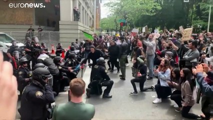 ΗΠΑ: Κίνηση υψηλού συμβολισμού - Αστυνομικοί γονατίζουν μπροστά σε διαδηλωτές