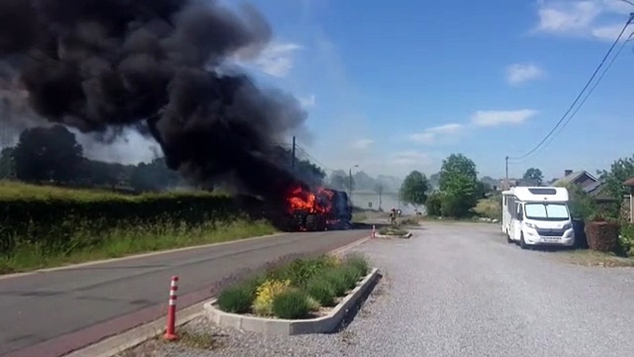 Un tracteur en feu rue de Manaihant