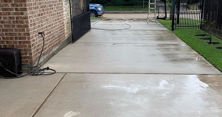 Cet homme est nettoyeur d'extérieur professionnel, et son travail est vraiment satisfaisant !