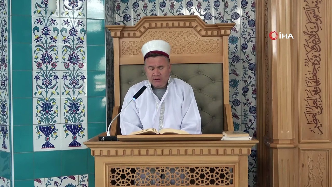 Deri Üzerine ‘Hat’ İşleyen İmam Yeteneğiyle Göz Dolduruyor