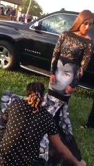 UNE ROBE DE BAL DE PROMO EN HOMMAGE AUX NOIRS TUÉS PAR LA POLICE AMÉRICAINE