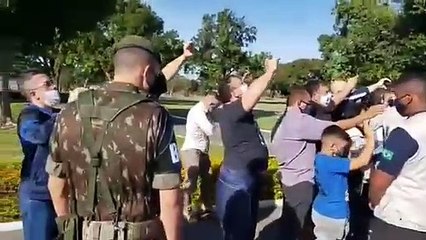 BOLSONARO DESABAFA QUE MORO AGIU COMO COVARDE NA REUNIÃO MINISTERIAL