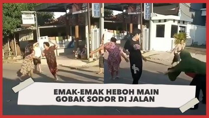 Viral Emak-emak Heboh Main Gobak Sodor di Jalan
