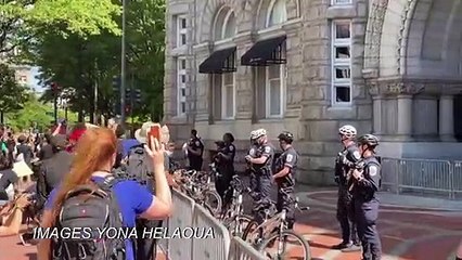 Des policiers s'agenouillent devant des manifestants à Washington