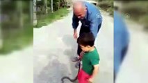 Görenler hayrete düşüyor! 3 yaşındaki çocuk yılanla böyle oynadı