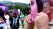 Bufones en la corte de Galapagar: miembros de Podemos se disfrazan en apoyo de Iglesias ante el casoplón