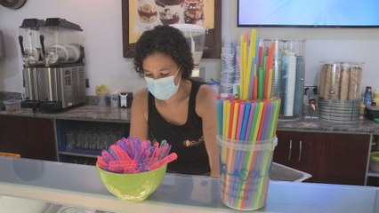 Cucharillas y pajitas de papel en heladerías para cumplir con la nueva normativa
