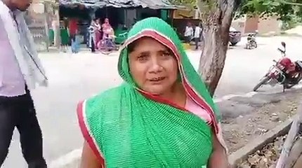 कोटेदार ने गरीब महिला को राशन देने के बजाय कार्ड को फाड़ डाला