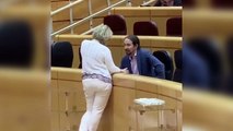 Iglesias charla desde su escaño con una senadora de ERC sin mascarilla y sin respetar la distancia de seguridad