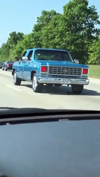 Il croise un 4x4 vraiment très bizarre sur l'autoroute