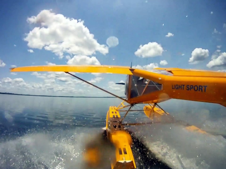 Cet hydravion frôle un crocodile au décollage...