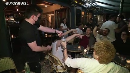 Французы снова на террасах кафе