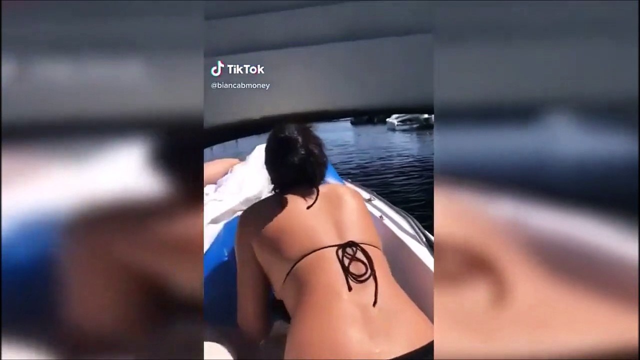 Elles voulaient passer en bateau sous un pont très bas... trop bas