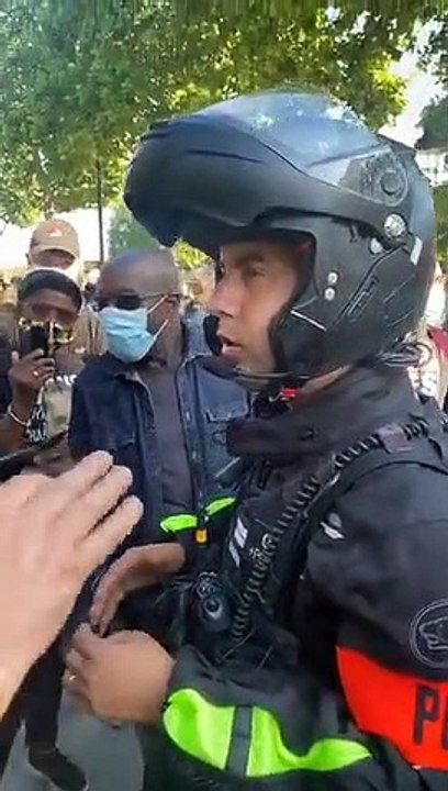 France : Floyd - Action devant l’ambassade des USA à Paris en hommage à George Floyd. Rémy Buisine en direct.