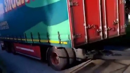 Download Video: Expertos traileros, maniobras impresionantes. (professional truck drivers) #1