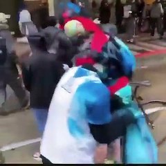 Pais levam criança para manifestação e esta é atingida por gás pimenta