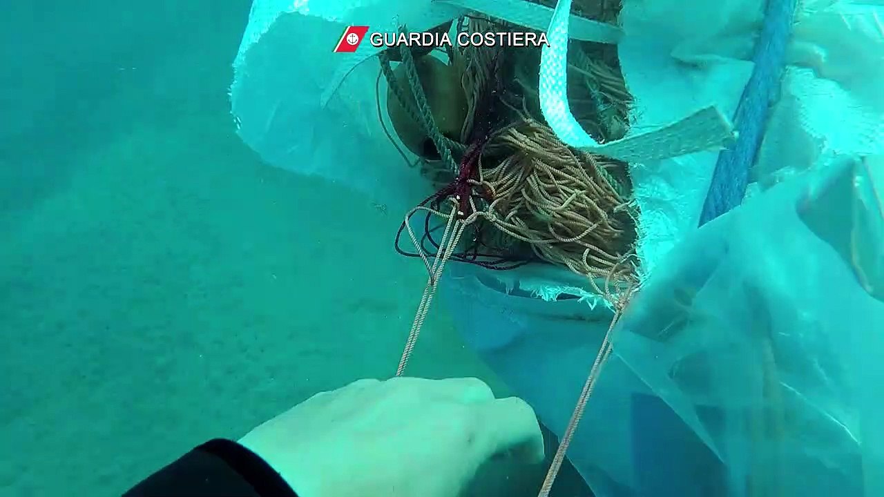 Sant'Agata Di Militello - La Guardia Costiera  recupera reti da pesca illegali (02.06.20)