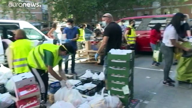 Longas filas nos bancos alimentares espanhóis