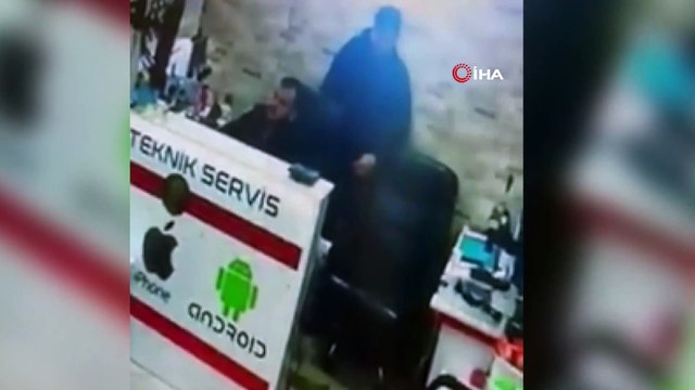 Cep telefonunun bataryası bomba gibi patladı...O anlar kamerada