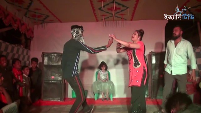 এমন-নাচ-দিয়েছে-দর্শক-সহ-ষ্টেইজে-উঠে-নাচতে-বাধ্য-হয়-বিয়ে-বাড়ীর-সেরা-নাচ