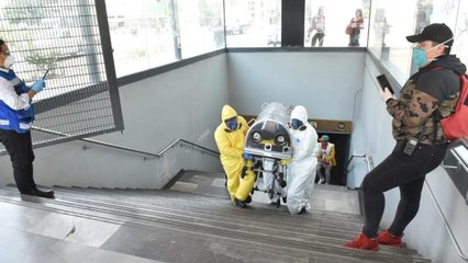 Retiran en cápsula a hombre con posible COVID-19 de Metro Zapata