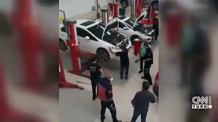 Aracın içindeki yılanı fark etti! Servisteki herkes seferber oldu