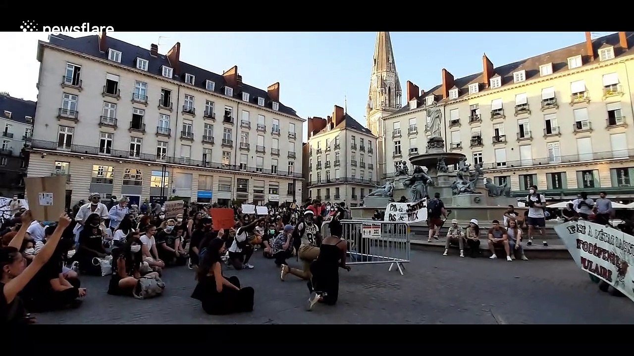 Powerful moment French protesters kneel to honor victims of police violence in Nantes