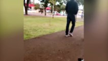 Vídeo mostra homem sendo agredido com chutes e pauladas na Avenida Tancredo Neves