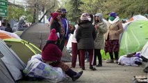 Inmigrantes latinoamericanos devastados por crisis en Chile suplican repatriación