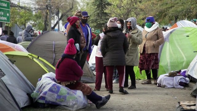 Inmigrantes latinoamericanos devastados por crisis en Chile suplican repatriación
