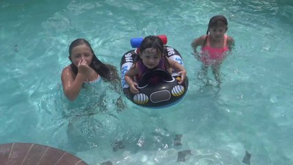 Brincando na Piscina   com Brinquedos Infláveis - Diversão na Piscina