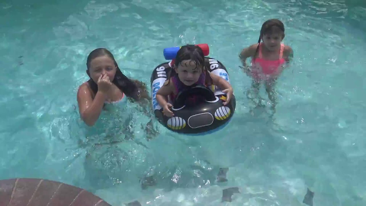 Brincando na Piscina com Brinquedos Infláveis   - Diversão  na Piscina