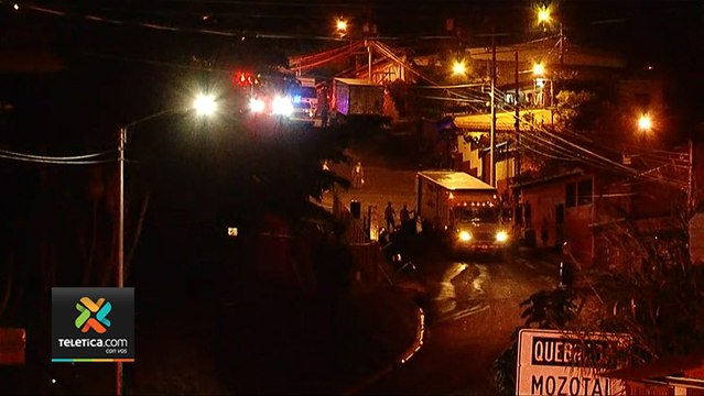 tn7-Bomberos atienden camión con derrame de hipoclorito de sodio en Purral de Goicoechea -020620