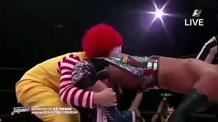 Catcheur McDonalds ? Pas sûr que ses prises plaisent à ses patrons LOL