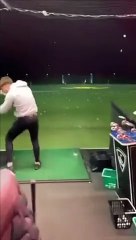 Il lance une bouteille à ce golfeur au moment de frapper la balle !