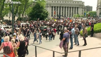 Protestos desrespeitam recolher obrigatório nos EUA