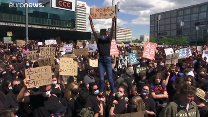 Protestos antirracistas acabam com confrontos em Londres