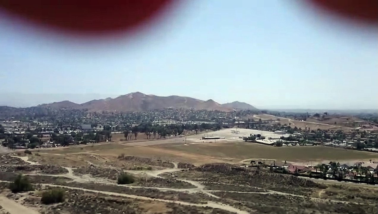Cet alpiniste se fait charger par un aigle alors qu'il grimpe une montagne