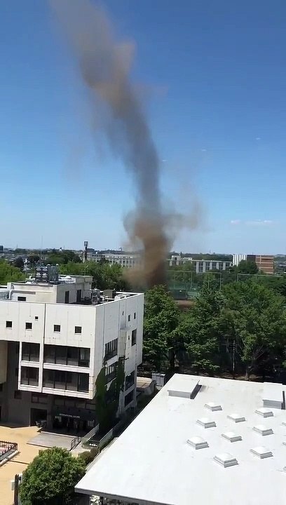 Quand une mini tornade de poussière traverse une cour d'école au Japon