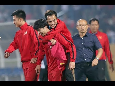 Cảm động trước khoảnh khắc Công Phượng cõng Văn Toàn rời sân | HAGL Media