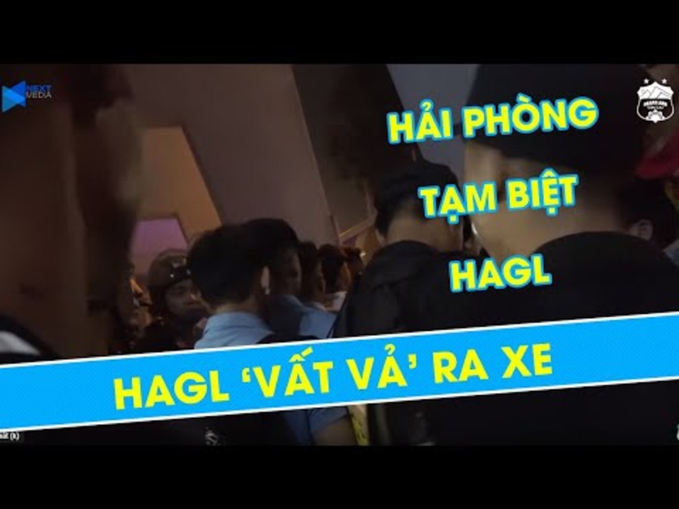 Các cầu thủ HAGL ra xe trong vòng vây người hâm mộ thành phố Cảng| HAGL Media