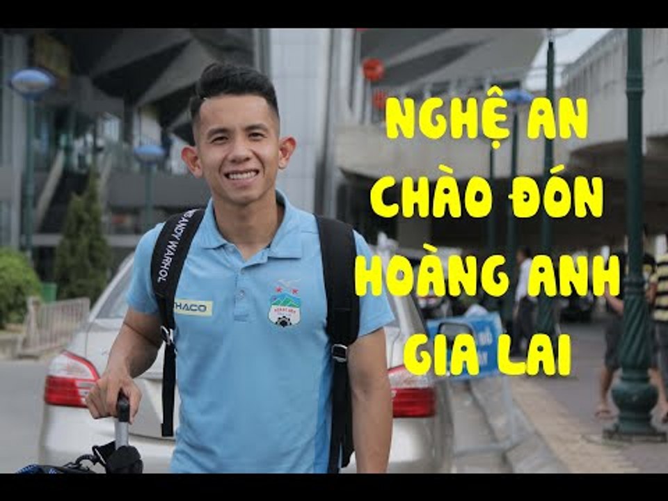Nghệ An chào đón Hoàng Anh Gia Lai, Tuấn Anh trong vòng vây của người hâm mộ tại sân bay