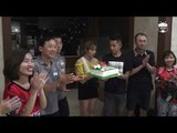 Fan bất ngờ tổ chức sinh nhật cho Hồng Duy, HLV Lee, trợ lý thể lực và bác sĩ Lâm sau trận đấu