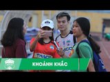 Văn Thanh, Văn Toàn bị fan nữ vây kín trước trận đấu với Hà Nội FC | HAGL Media