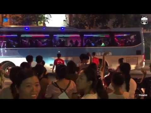 Khoảnh khắc sau trận đấu nghẹt thở, Văn Toàn dắt em trai ra xe | HAGL Media