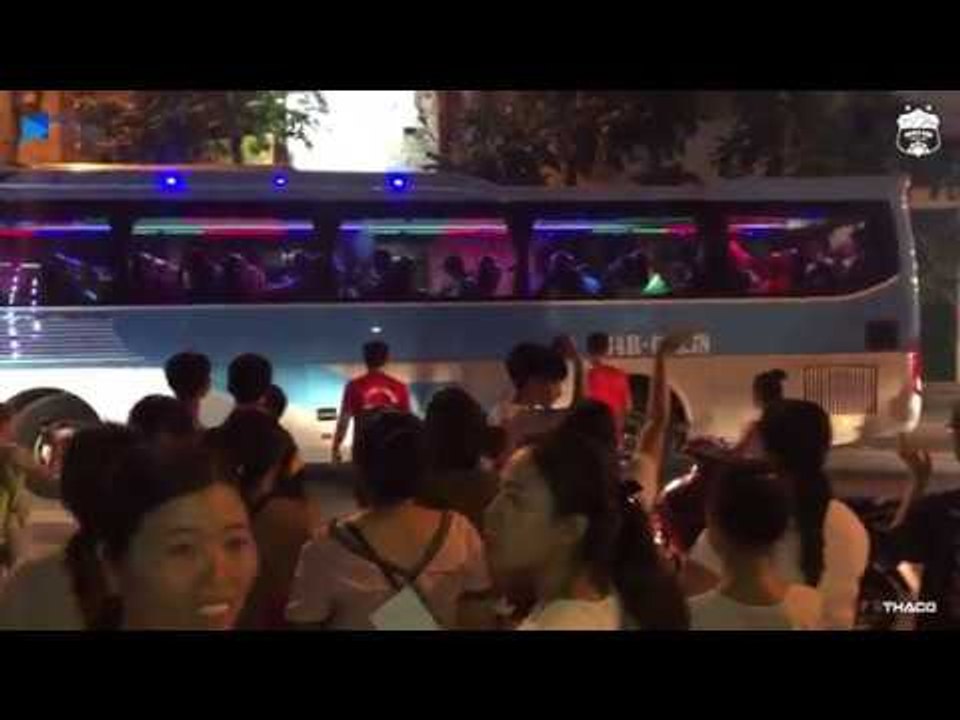 Khoảnh khắc sau trận đấu nghẹt thở, Văn Toàn dắt em trai ra xe | HAGL Media